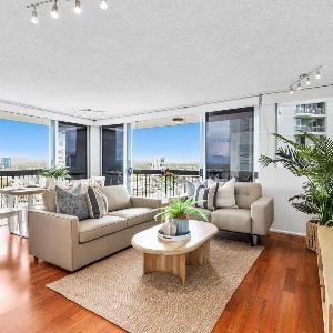 12th-Floor Riverfront Retreat Views Walk to Beach