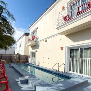 100 Steps to Beach Great Value Pool apts