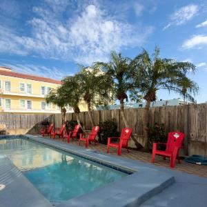 1st Floor Pool Affordable Near Beach apts