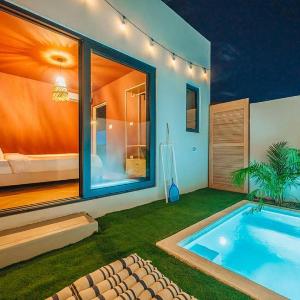 Cozy Luxe Pool Stay - 6 min Walk to Palm Beach