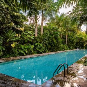 Cozy elegant 2BR Via Montejo steps to US Consulate