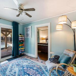Quaint Cottage in heart of LYH - POOL with HOT TUB!