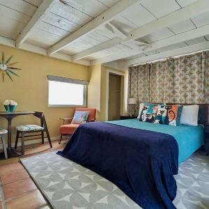 Mid-century marvelous 1 bed pets welcome
