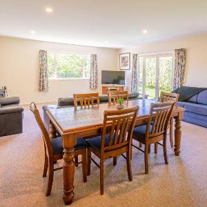 Farrant Family Escape Roomy Wanaka Retreat