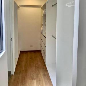 Modern Miraflores 2BR Flat Park View Balcony King Bed