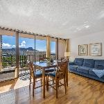 Walk to Beach. King Bed. Diamond head. Ocean view