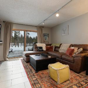 Claimjumper Retreat Townhome: Pool Hot Tub Walk to Town