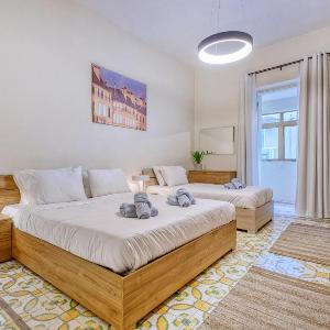 Spacious traditional 3 bedroom house with yard JBAR1-1