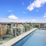 Modern CBD Aparment Workspace Fast WiFi and Pool