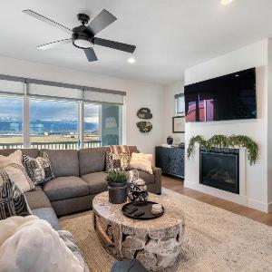 Modern Retreat for Groups with Majestic Views