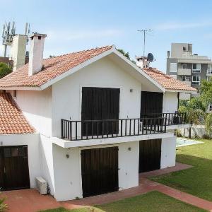 Casa a 1 cuadra de Playa Mansa Piscina y BBQ