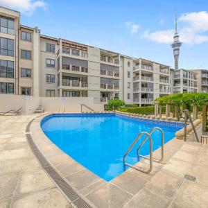 Premium Viaduct Waterfront Abode - Pool - Parking