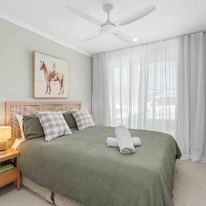 4 Bedrooms Spacious Backyard Fireplace Walk to Beach - February treat - Book 3 nights pay for only 2