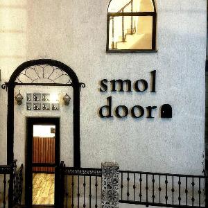 Smol Door