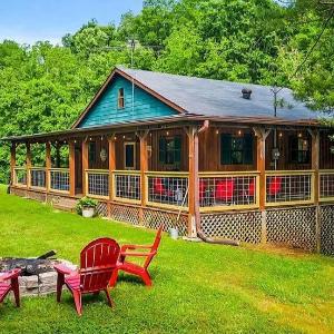 Spirit Bear Private Smoky Mountain Cabin on 4 Acres with Hot Tub