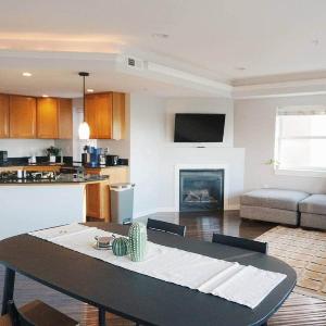 Modern Downtown Apartment • Walk to Restaurants