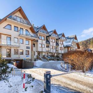 Funkcjonalny Apartament z Parkingiem w Otoczeniu Górskiego Krajobrazu by Noclegi Renters
