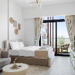 VayK - Cozy Studio with a Balcony & Pool Views 
