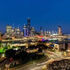 South Bank Modern 2BR Riverside Retreat