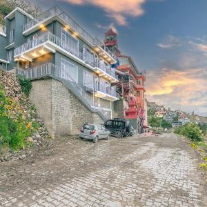 DUSK VIBES near mall roade kasauli Entire 1-bedroom with private balcony with delicious food