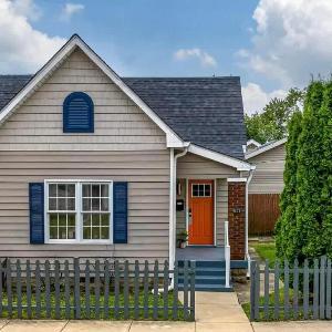 Sleek Modern Indy Home with Yard WiFi Family Friendly & Easy Access