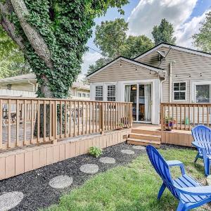 Charming bungalow deck & fire pit- Family Friendly