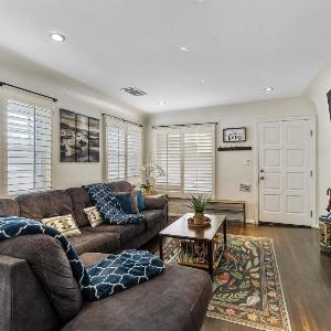 Bungalow Downtown Easy Airport Access Family Friendly