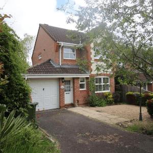 Great Parking and Spacious 3 Bedroom Home Andover