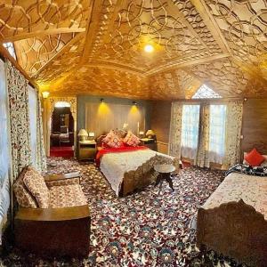 Vanda Heritage Houseboats