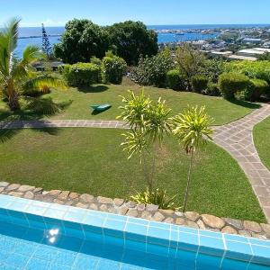 Quiet studio with sea view and pool