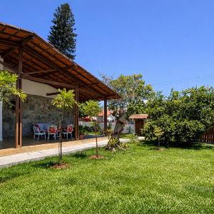 Casa da Vila charmosa e espaçosa fica a 150 metros da praia das castanheiras