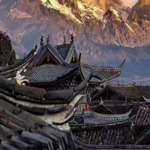 Golden Dragon's Mountain Glow Inn Chinese Style Courtyard of Lijiang Ancient Town Close to main streets near by Dashiqiao Sifang StreetBig Water WheelsWe offer tickets purchasing servicesFree station pick-up for three nights ofProvide nutritious brea