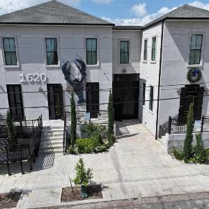 Blue Crawfish Boutique Hotel & Pool Bar