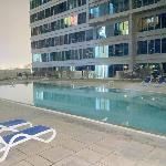 Modern 2BR in Skycourt Tower A - Free Parking - Pool and Gym