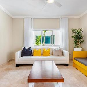 Large apartment at the foot of the beach
