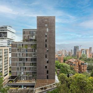 Central Fast WiFi AC and Poblado Views