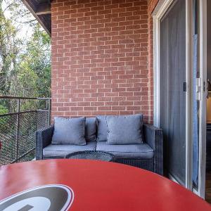 Classic City Getaway - Walk to Sanford Stadium! condo