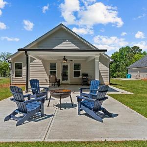 The 54th Cottage Close to Commerce Shopping home