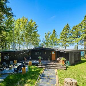 TreeTops of Lake Michigan Beach Front and Spa Family Home