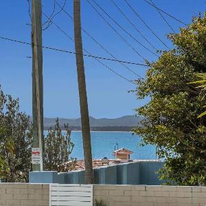 Oscar's Beach House 14 Tomaree Rd - pet friendly air con Wi-Fi Linen