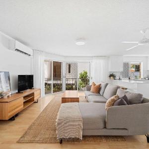 Sunny Kings Beach Escape w Pool - 300m to beach