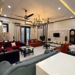 Modern private home ph7 central loc w parking