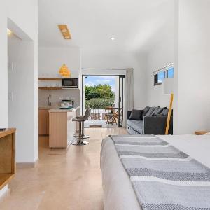 Pineda Studio 201 with Parking & Daily Cleaning