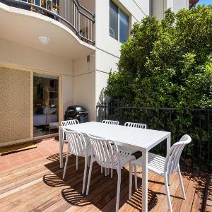 In Town Oasis - Stylish Escape near Parklands & CBD
