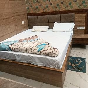 Krishna guest house rampat Ayodhya ji 9795572007