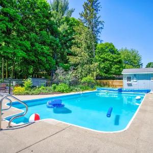 Woodcliff Cottage with Heated Private Pool-Family Friendly