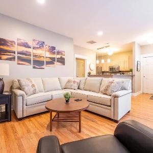 Perfect Downtown Location - 3BR - Private Garage - Family Friendly