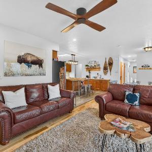 Above Par - Quiet & Private Retreat | Parking + Lake Views