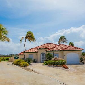 Luxurious 3BR Villa w Private Pool near Beach