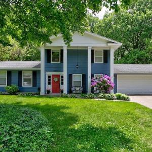 Colonial Cottage with Hot Tub & Sauna-Family Friendly